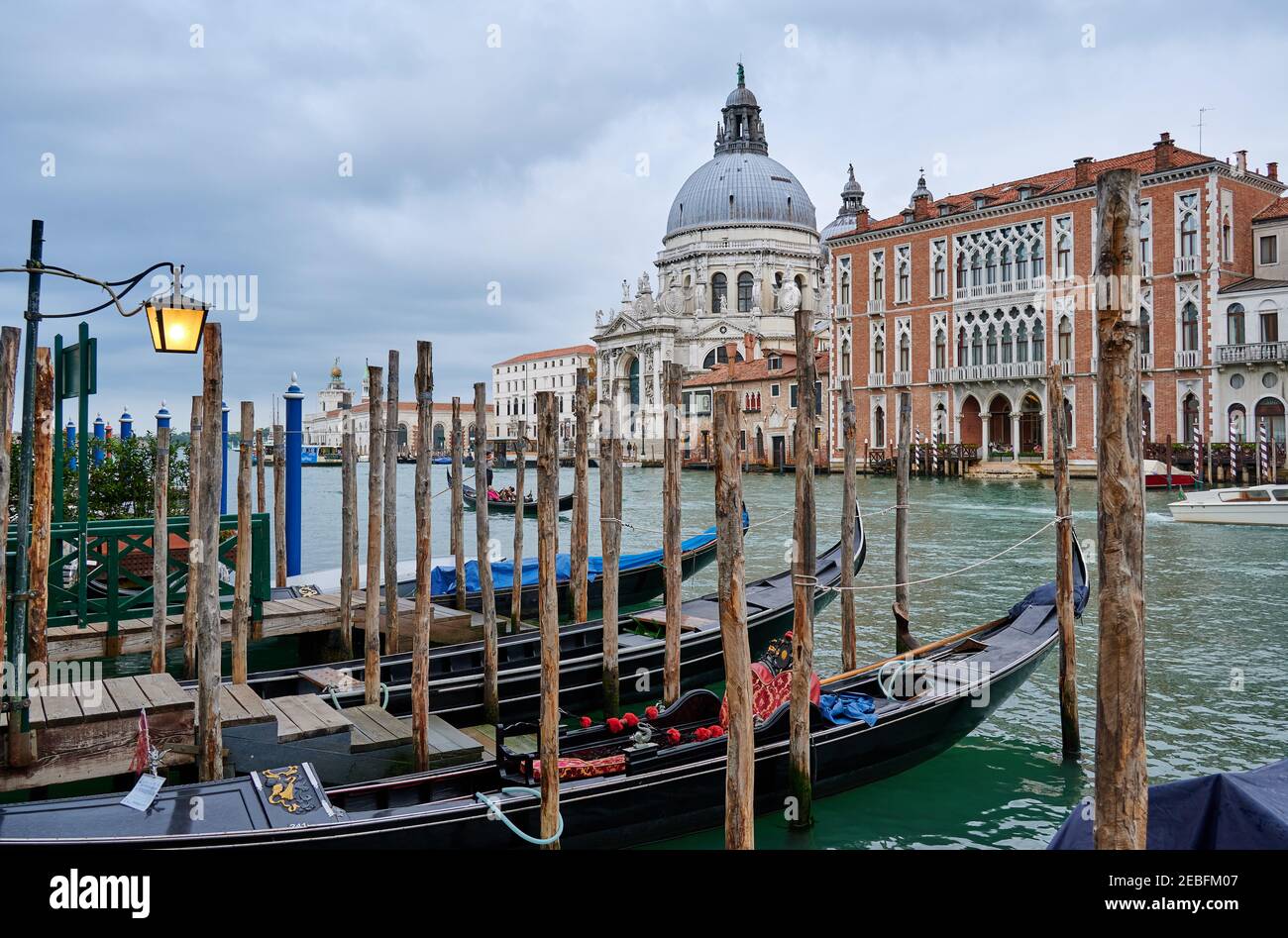Gondole con Basilica di Santa Maria della Salute sul retro, Venezia, Veneto, Italia Foto Stock