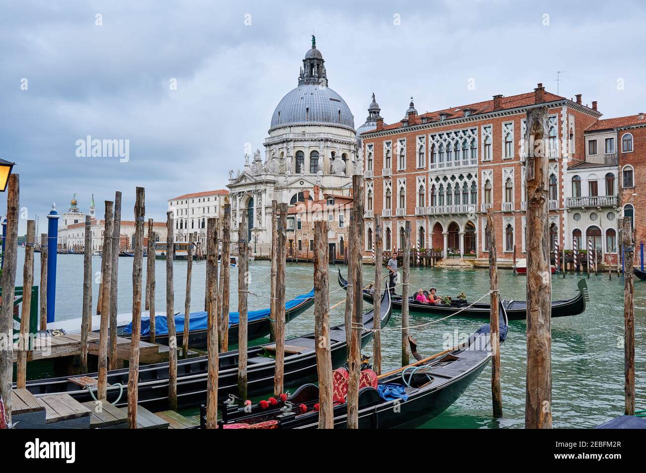 Gondole con Basilica di Santa Maria della Salute sul retro, Venezia, Veneto, Italia Foto Stock