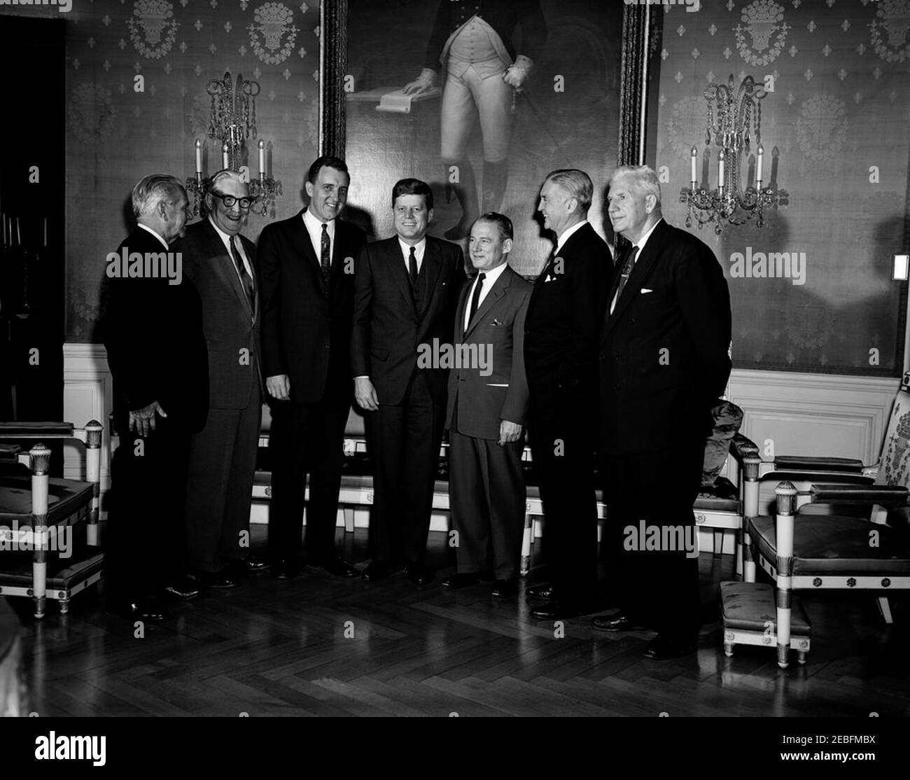 Congressional Coffee Hour (Senato), 19:00. Congressional Coffee Hour (Senato). L-R: Senatore J. Glenn Beall (Maryland); Senatore Pat McNamara (Michigan); Senatore Edmund S. Muskie (Maine); Presidente John F. Kennedy; Senatore Clair Engle (California); Senatore Stuart Symington (Missouri); Senatore Paul H. Douglas (Illinois). Blue Room, White House, Washington, D.C.rnrn Foto Stock