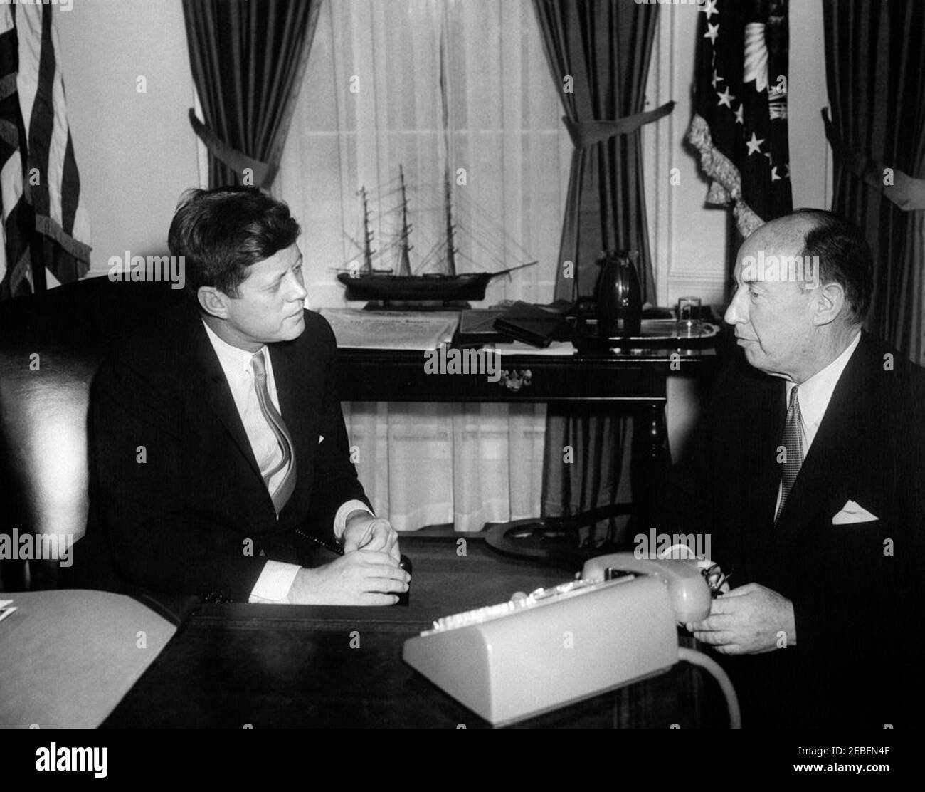 Incontro con l'Ambasciatore degli Stati Uniti presso le Nazioni Unite (ONU) Adlai E. Stevenson II, 10:10. Il presidente John F. Kennedy con Adlai Stevenson, rappresentante degli Stati Uniti presso le Nazioni Unite. Ufficio ovale, Casa Bianca, Washington, D.C. Foto Stock