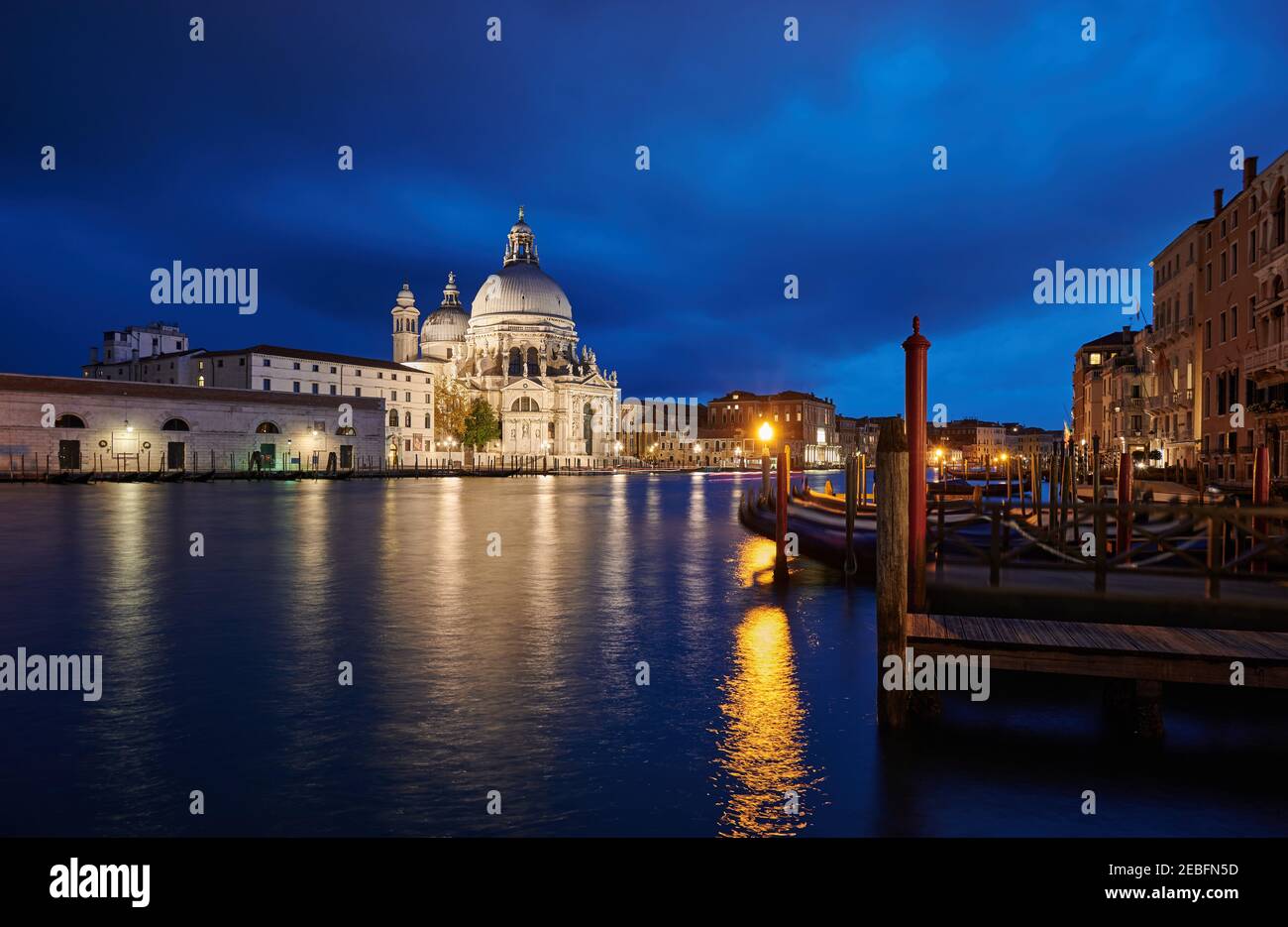 Foto notturna della Basilica illuminata di Santa Maria della Salute, Venezia, Veneto, Italia Foto Stock