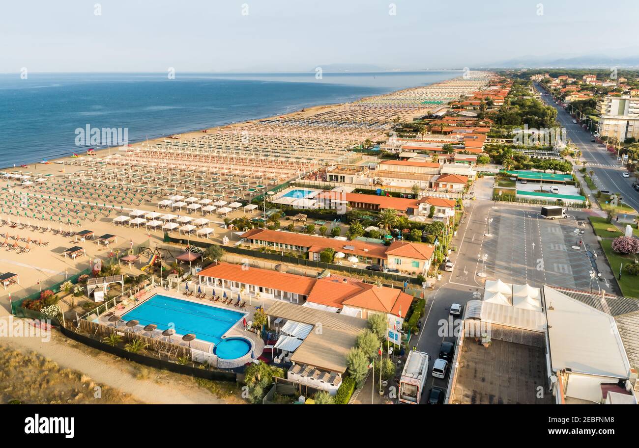 Veduta aerea della spiaggia di Marina di Pietrasanta al mattino presto in Versilia, Toscana, Italia Foto Stock