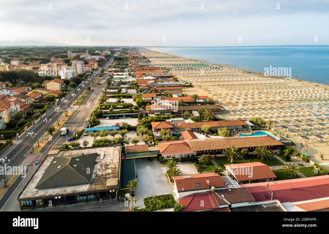 Veduta aerea della spiaggia di Marina di Pietrasanta al mattino presto in Versilia, Toscana, Italia Foto Stock