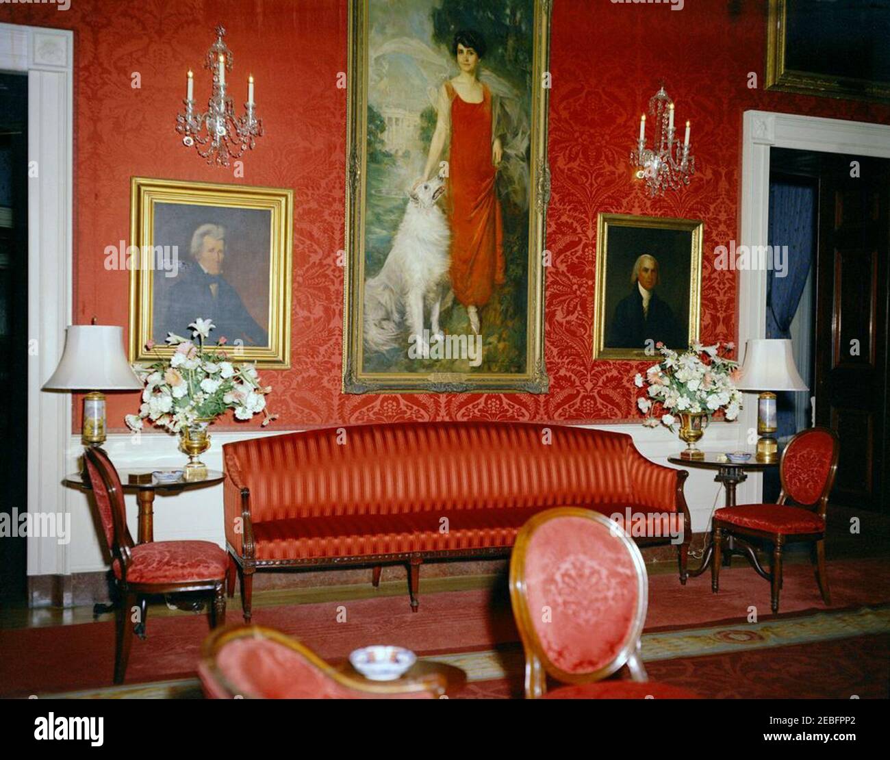 Sala da pranzo statale, Sala Est, Sala Verde, Sala Blu, Sala Rossa, tavoli e composizioni floreali per cena privata in onore del Principe e della Principessa Stanislaw Albrecht Radziwill. Sala Rossa, con composizioni floreali per una cena privata in onore del principe Stanisu0142aw Albrecht (Stanislas Albert) Radziwiu0142u0142 della Polonia e della principessa Lee Bouvier Radziwiu0142u0142. Tre ritratti appesi alla parete: Ritratto di Andrew Jackson a sinistra; ritratto di Grace Goodhue Coolidge al centro, dipinto da Howard Chandler Christy; ritratto di James Madison a destra, dipinto da Edgar Parker, copiato dal ritratto o Foto Stock