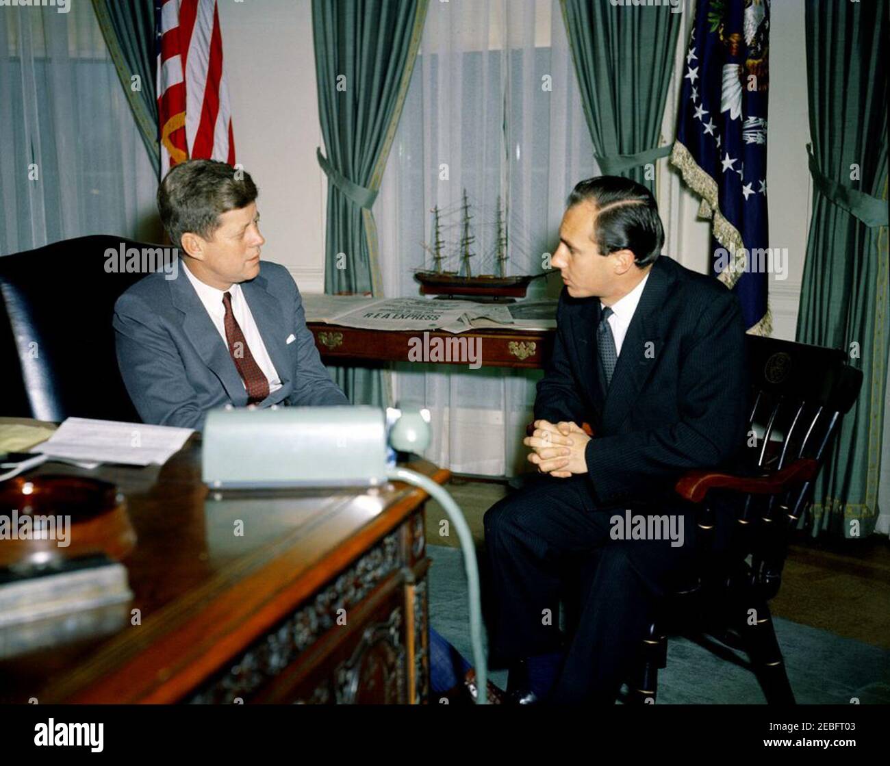 Incontro con Aga Khan IV, principe Karim al-Husseini, 10:15. Incontro con l'Aga Khan IV Il presidente John F. Kennedy; Aga Khan IV, il principe Karim al-Husseini (il u0100gu0101 Khu0101n, il principe Karu012bm al-Hussaynu012b). Ufficio ovale, Casa Bianca, Washington, D.C.rnrn Foto Stock