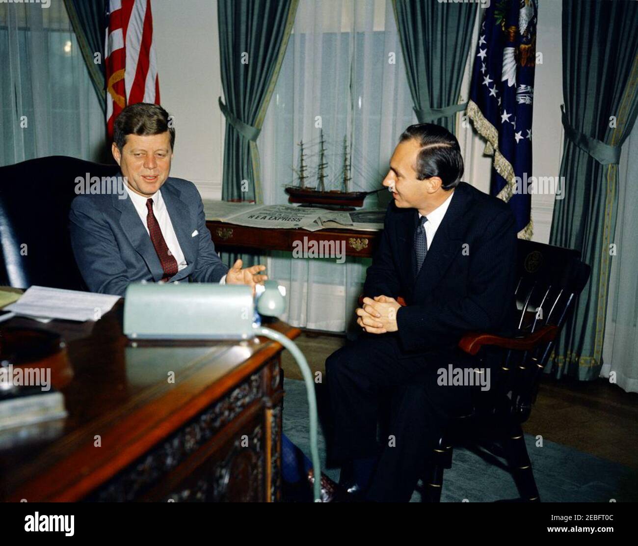 Incontro con Aga Khan IV, principe Karim al-Husseini, 10:15. Incontro con l'Aga Khan IV Il presidente John F. Kennedy; Aga Khan IV, il principe Karim al-Husseini (il u0100gu0101 Khu0101n, il principe Karu012bm al-Hussaynu012b). Ufficio ovale, Casa Bianca, Washington, D.C.rnrn Foto Stock