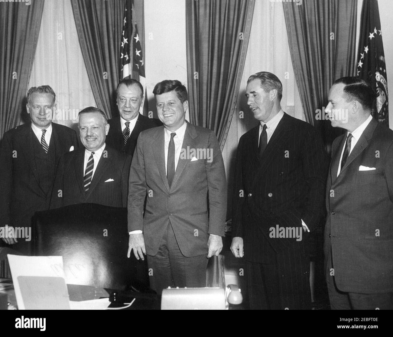 Incontro con i ministri canadesi del Comitato misto canadese per il commercio e gli affari economici USA u2013, 16:05. Il presidente John F. Kennedy incontra i rappresentanti canadesi della commissione mista USA-Canada per il commercio e gli affari economici presso l'Ufficio ovale della Casa Bianca, Washington, D.C. (L-R), sotto il segretario di Stato per gli affari economici, George Ball; il ministro delle Finanze, Donald M. Fleming; Ministro del Commercio e del Commercio, George Hess; Presidente Kennedy; Ministro delle Entrate nazionali, George Nowlan; Ministro dell'Agricoltura, Francis Hamilton. Foto Stock