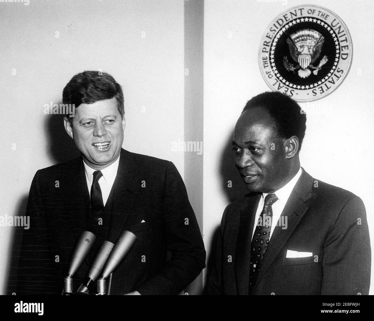 Incontro con Kwame Nkrumah, presidente del Ghana, 16:20. Incontro con il Presidente della Repubblica del Ghana. Il presidente John F. Kennedy; il presidente Osagyefo il Dott. Kwame Nkrumah. Sala conferenze (Fish Room). White House, Washington, D.C. Foto Stock