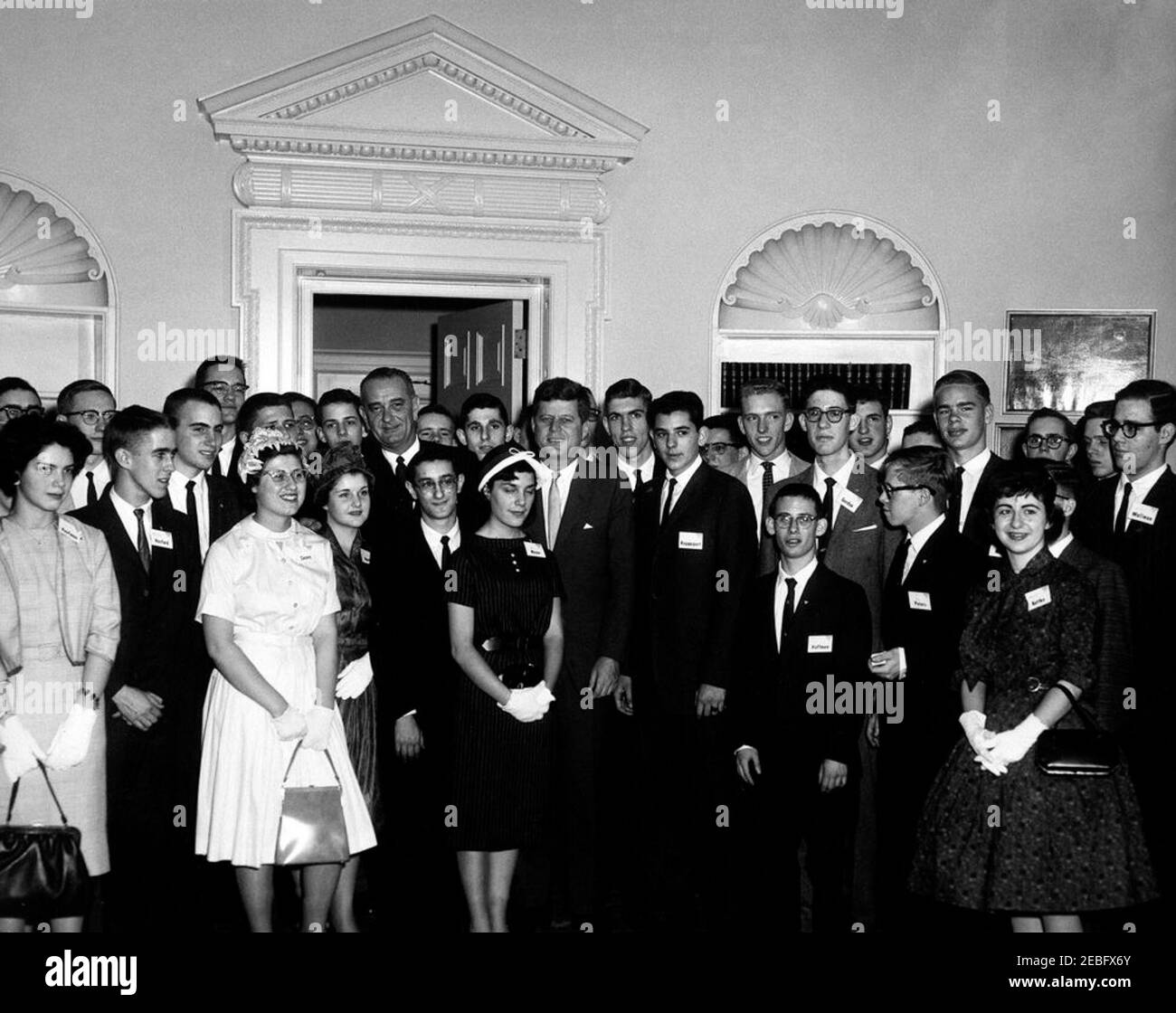 Visita dei vincitori del 20° annual Science Talent Search, ore 12:05. Visita dei vincitori del 20° concorso annuale di ricerca del talento scientifico della Westinghouse (Science Service). L-R: Laura sue Kaufman; due persone non identificate nella schiena; James Michael Hosford; diverse persone non identificate nella schiena; Mary Ann Cecere; Anna Marie Harkins; Vicepresidente Lyndon B. Johnson; diverse persone non identificate dietro Johnson; Robert Marshall Axelrod (di fronte a Johnson); Ann Mayer; Presidente John F. Kennedy; Ragazzo non identificato, dietro e a destra di Kennedy; Bernard Sandor Rappaport; due persone non identificate dietro; Dona Foto Stock