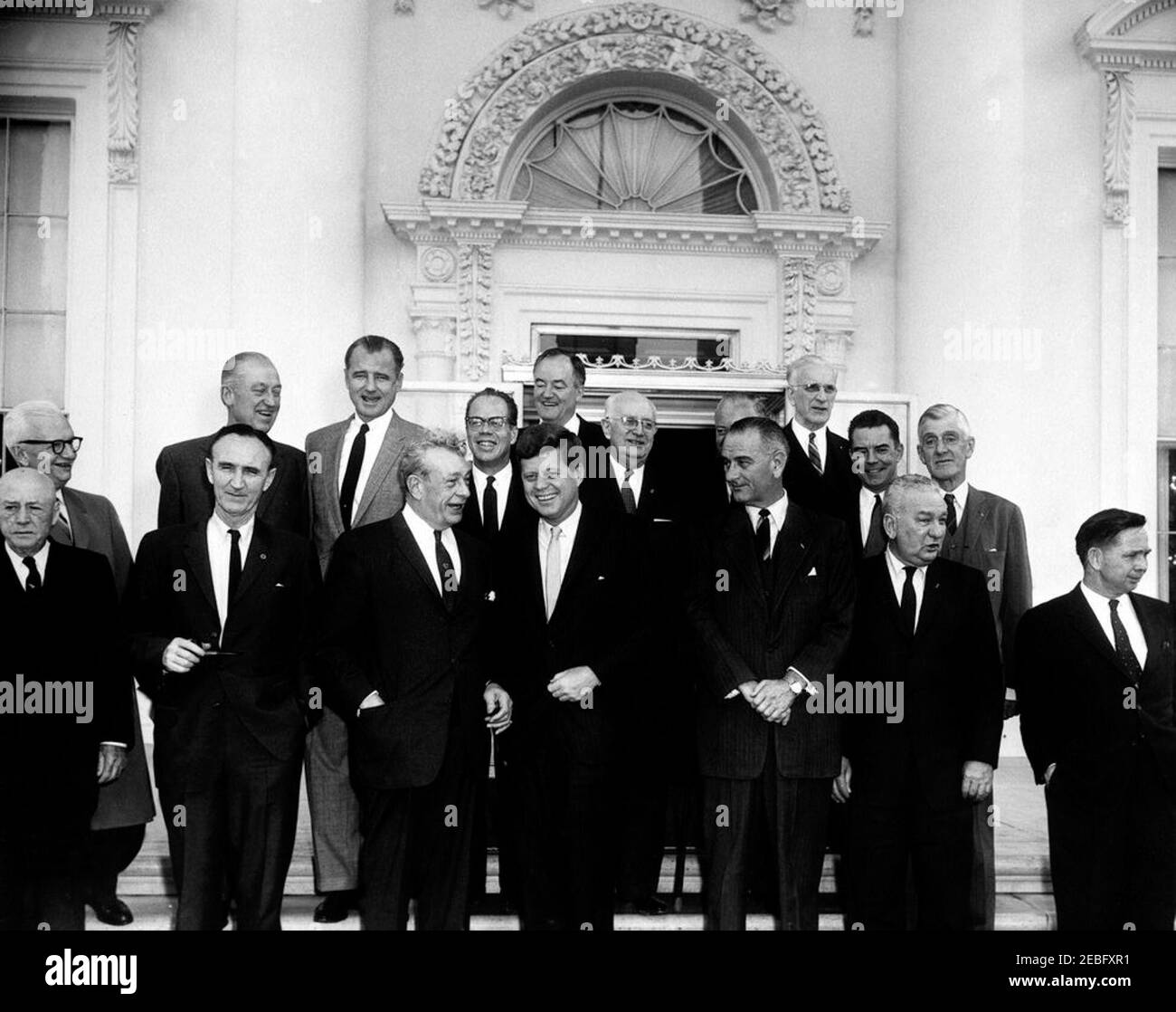 Pranzo per un gruppo congressuale bipartisan, 13:15. Pranzo per un gruppo congressuale bipartisan. Prima fila (L-R): Relatore della Camera dei rappresentanti, Sam Rayburn; senatore Mike Mansfield (Montana); senatore Everett Dirksen (Illinois); presidente John F. Kennedy; vicepresidente Lyndon B. Johnson; congressista Charles Halleck (Indiana); congressista Carl Albert (Oklahoma). Riga posteriore (L-R): Membro del Congresso Francis E. Walter (Pennsylvania); membro del Congresso Leslie Arends (Illinois); senatore George Smathers (Florida); senatore Thomas H. Kuchel (California); senatore Hubert Humphrey (Minnesota); Congressma Foto Stock