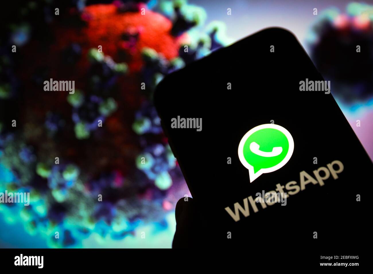 In questa illustrazione fotografica viene visualizzato un logo dell'app whatsapp Web Communicator sullo smartphone. Foto Stock