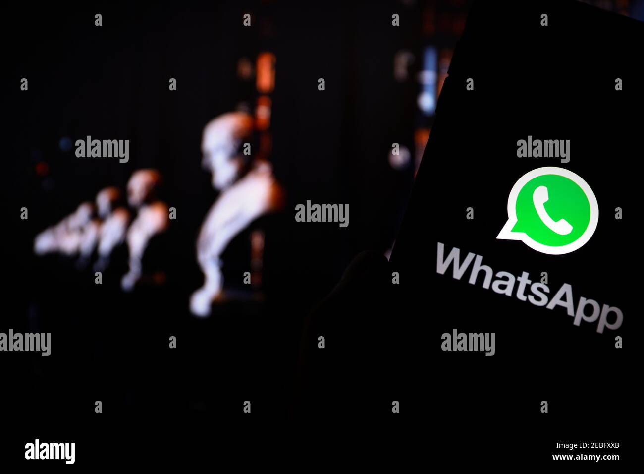 In questa illustrazione fotografica viene visualizzato un logo dell'app whatsapp Web Communicator sullo smartphone. Foto Stock