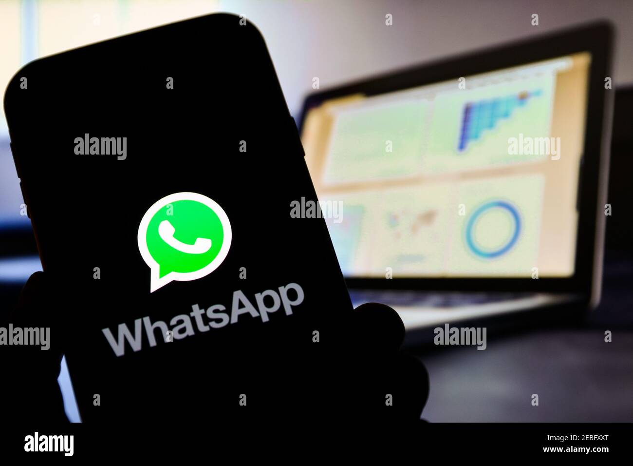 In questa illustrazione fotografica viene visualizzato un logo dell'app whatsapp Web Communicator sullo smartphone. Foto Stock