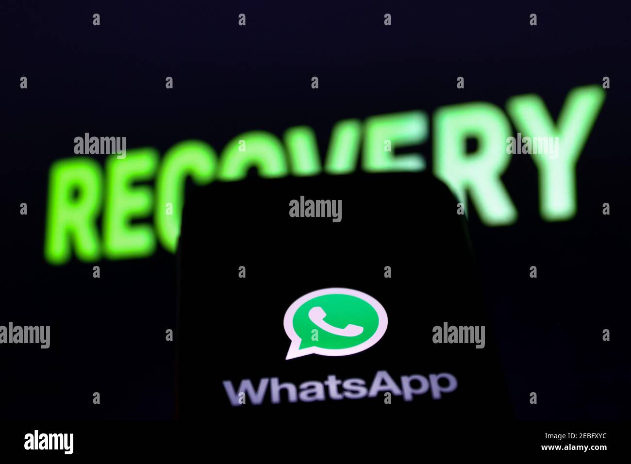 In questa illustrazione fotografica viene visualizzato un logo dell'app whatsapp Web Communicator sullo smartphone. Foto Stock