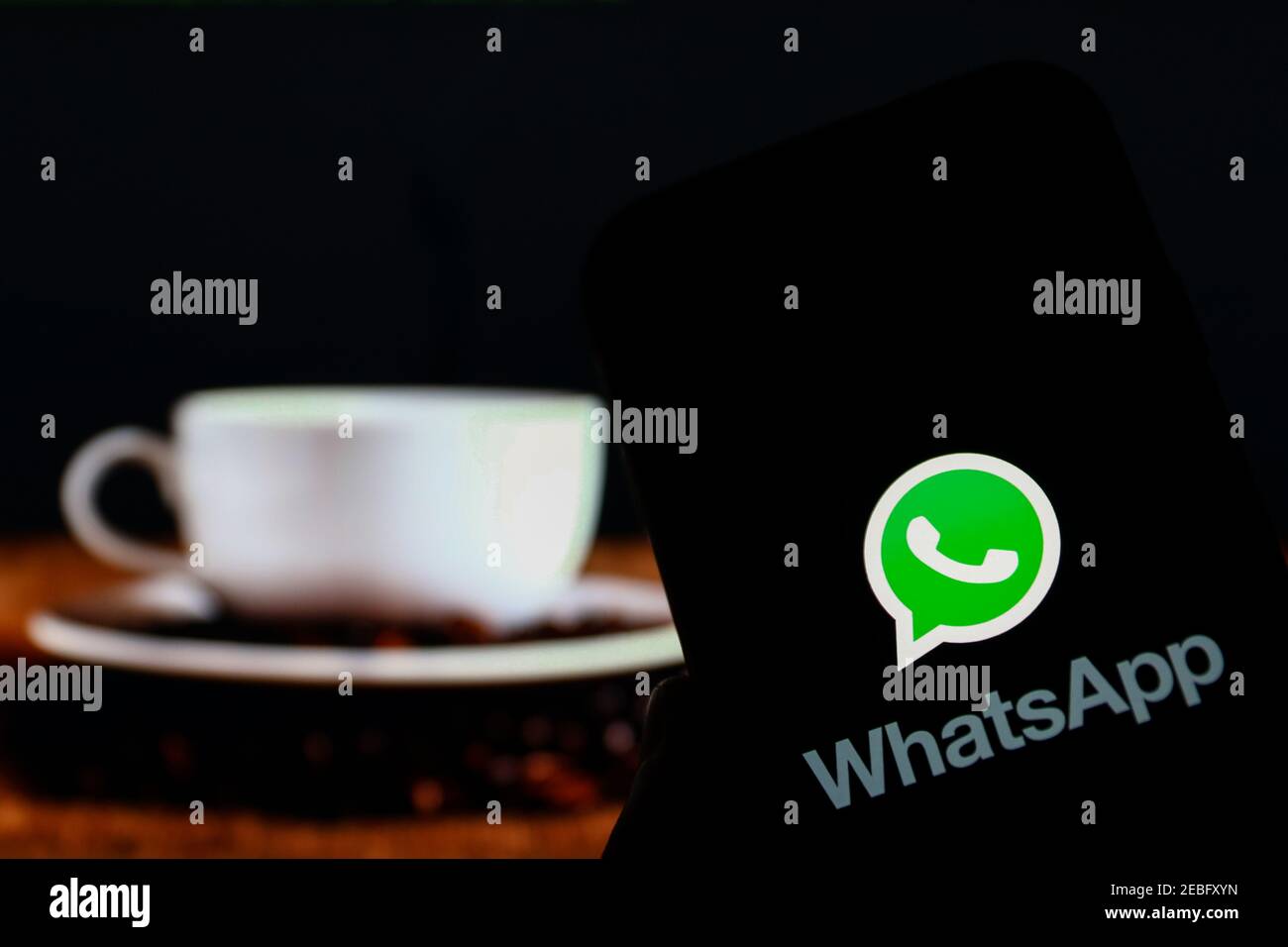 In questa illustrazione fotografica viene visualizzato un logo dell'app whatsapp Web Communicator sullo smartphone. Foto Stock