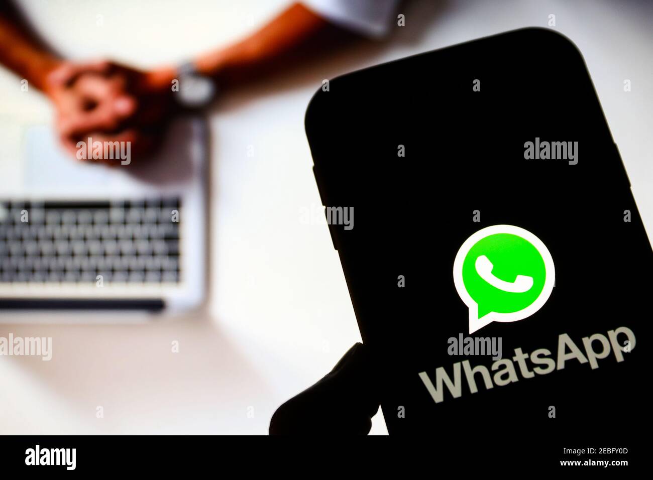 In questa illustrazione fotografica viene visualizzato un logo dell'app whatsapp Web Communicator sullo smartphone. Foto Stock