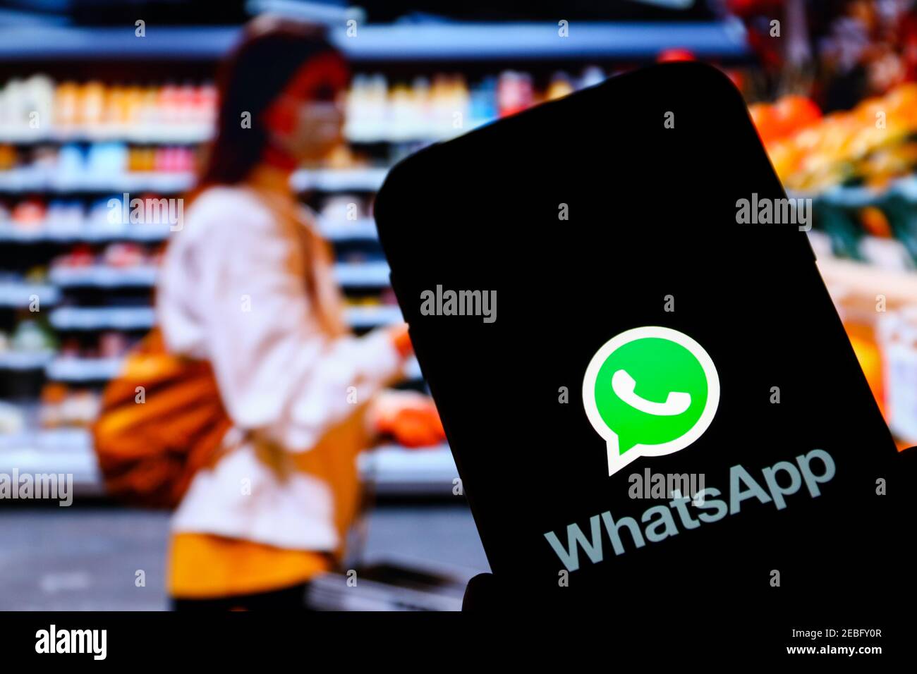 In questa illustrazione fotografica viene visualizzato un logo dell'app whatsapp Web Communicator sullo smartphone. Foto Stock