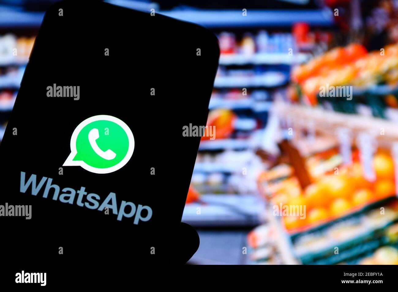 In questa illustrazione fotografica viene visualizzato un logo dell'app whatsapp Web Communicator sullo smartphone. Foto Stock