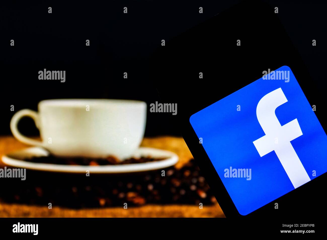 In questa illustrazione fotografica viene visualizzato un logo dell'app social media Facebook sullo smartphone. Foto Stock