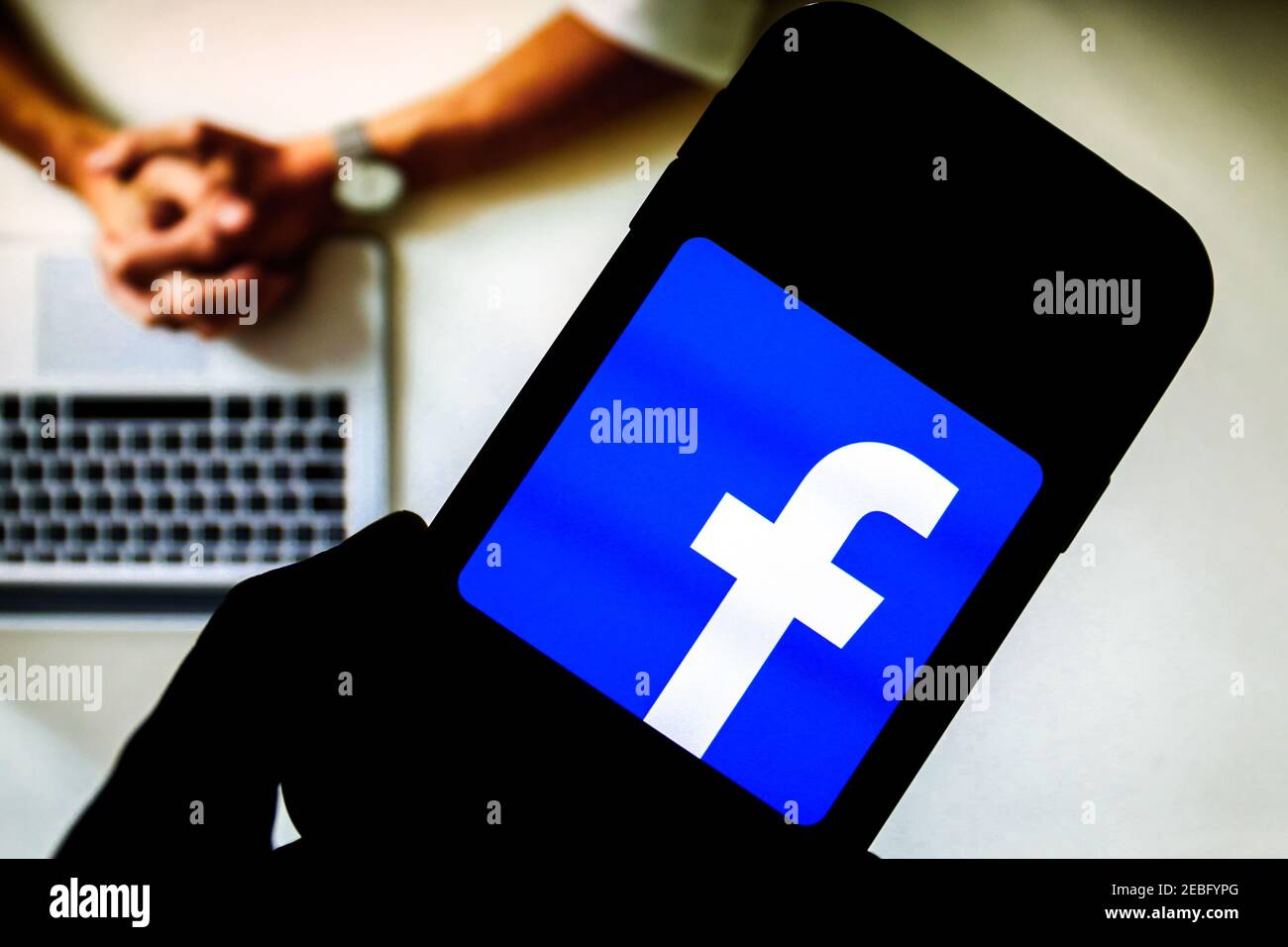 In questa illustrazione fotografica viene visualizzato un logo dell'app social media Facebook sullo smartphone. Foto Stock