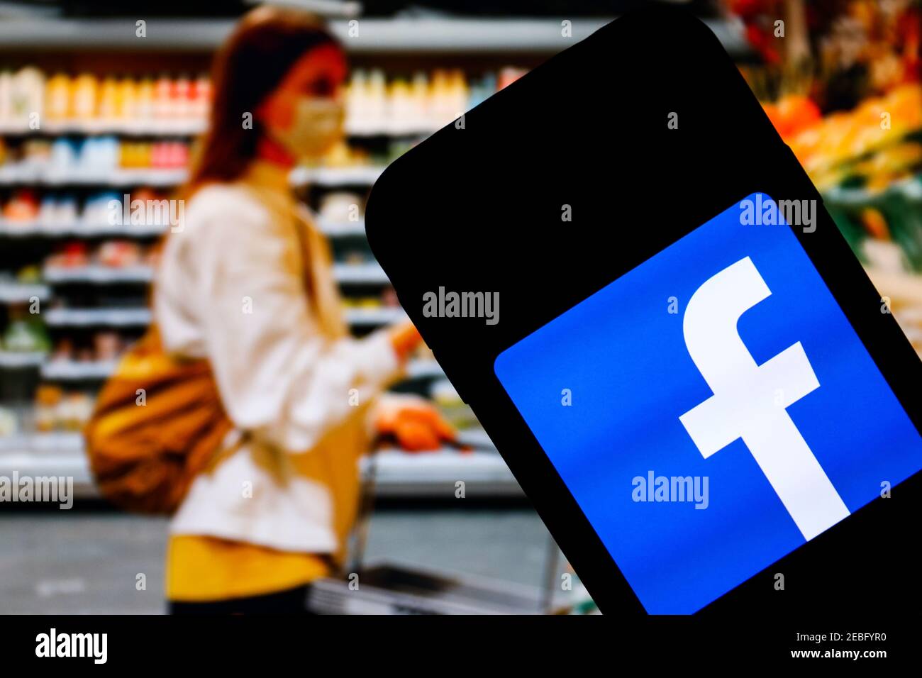 In questa illustrazione fotografica viene visualizzato un logo dell'app social media Facebook sullo smartphone. Foto Stock