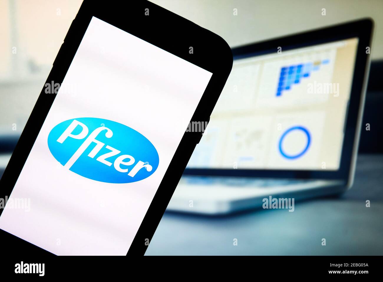 In questa illustrazione fotografica viene visualizzato un logo dell'app di Pfizer Pharmaceutical Company sullo smartphone. Foto Stock