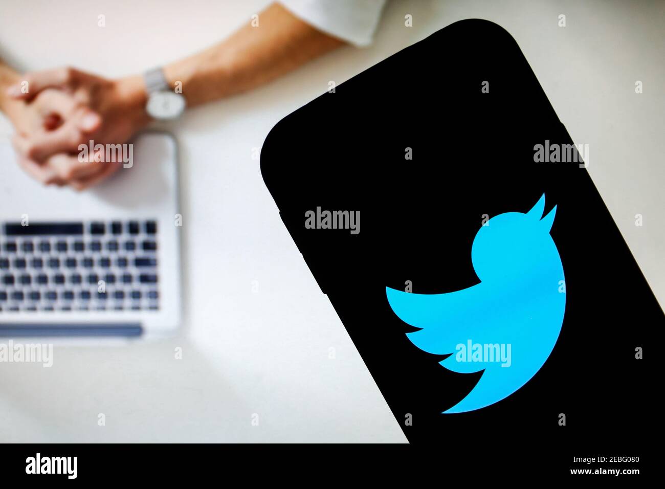 In questa illustrazione fotografica viene visualizzato il logo di un'app di social media Twitter sullo smartphone. Foto Stock