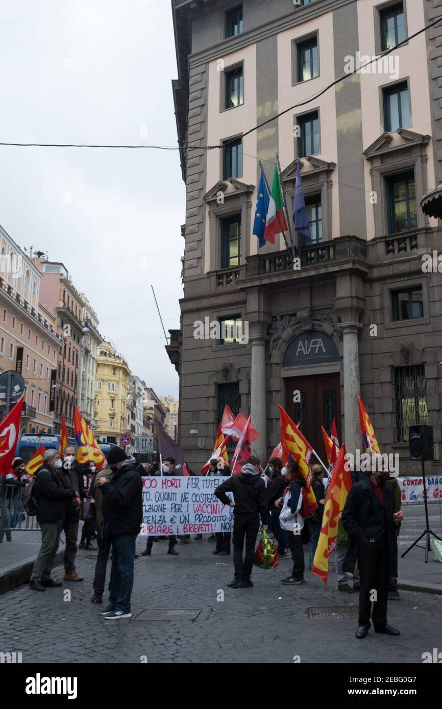 Roma, Itallia. 12 Feb 2021. 2/12/2021 - Roma il 12 febbraio, l'Unione  dell'Unione di base ha indetto una protesta davanti alla sede dell'AIFA, in  via del Tritone 181 a Roma, contro il