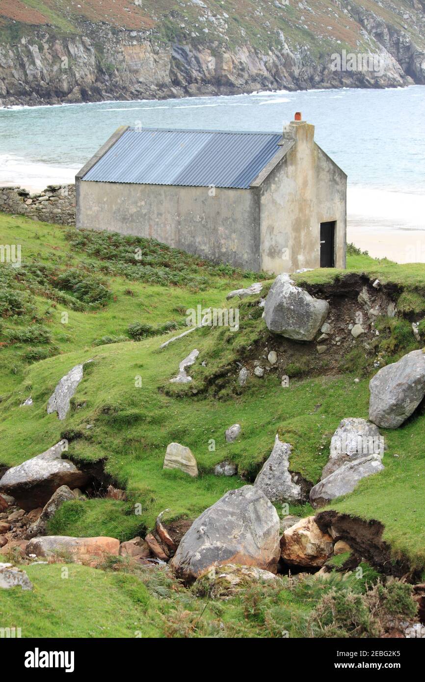 Piccola casa a Keem Beach a Achill Island, Irlanda Foto Stock