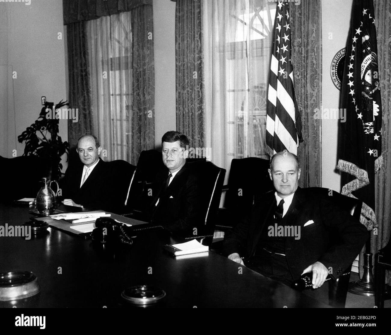 Incontro con i funzionari del Dipartimento di Stato, alle 10:15. Il Presidente John F. Kennedy incontra i funzionari del Dipartimento di Stato nella Sala del Gabinetto, Casa Bianca, Washington, D.C. (L-R) Segretario del Dean Rusk; il Presidente Kennedy; l'Ambasciatore designato in Jugoslavia George Kennan. Foto Stock