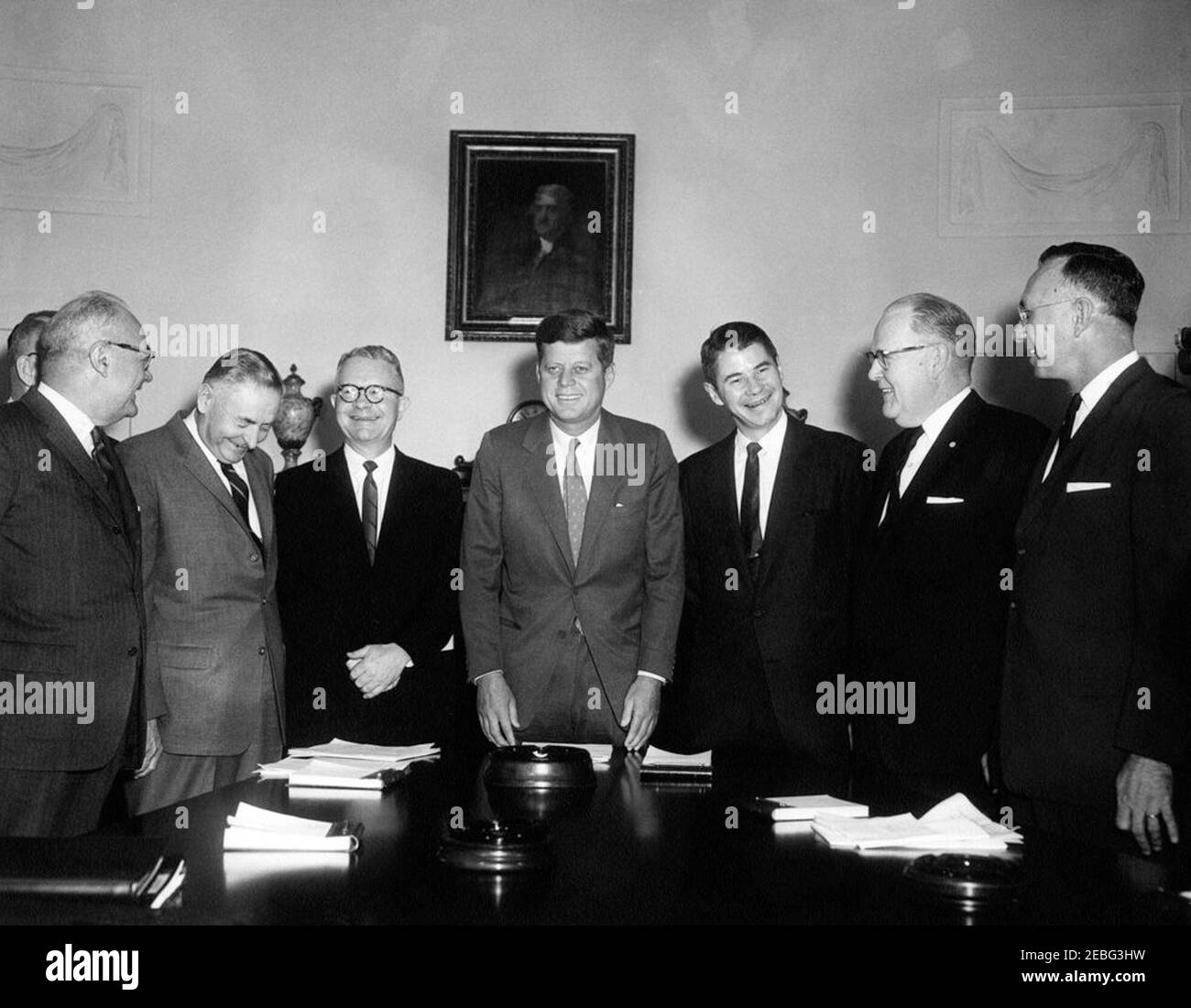 Incontro con la task force sugli elementi chiave della situazione agricola, alle 10:08. Il presidente John F. Kennedy incontra la Task Force of Key Elements of the Agricultural Situation per discutere il rapporto della task force sull'agricoltura, la camera del gabinetto, la Casa Bianca, Washington, D.C. (L-R) ex segretario dell'Agricoltura Claude R. Wickard; il presidente della Missouri Farmers Association Fred Heinkel; Lauren K. Soth del Des Moines Register and Tribune; Presidente Kennedy; Segretario dell'Agricoltura Orville L. Freeman (diritto di Presidente); Vice Presidente della Banca d'America Jesse Tapp; J. Norman Efferson di Louisiana St Foto Stock
