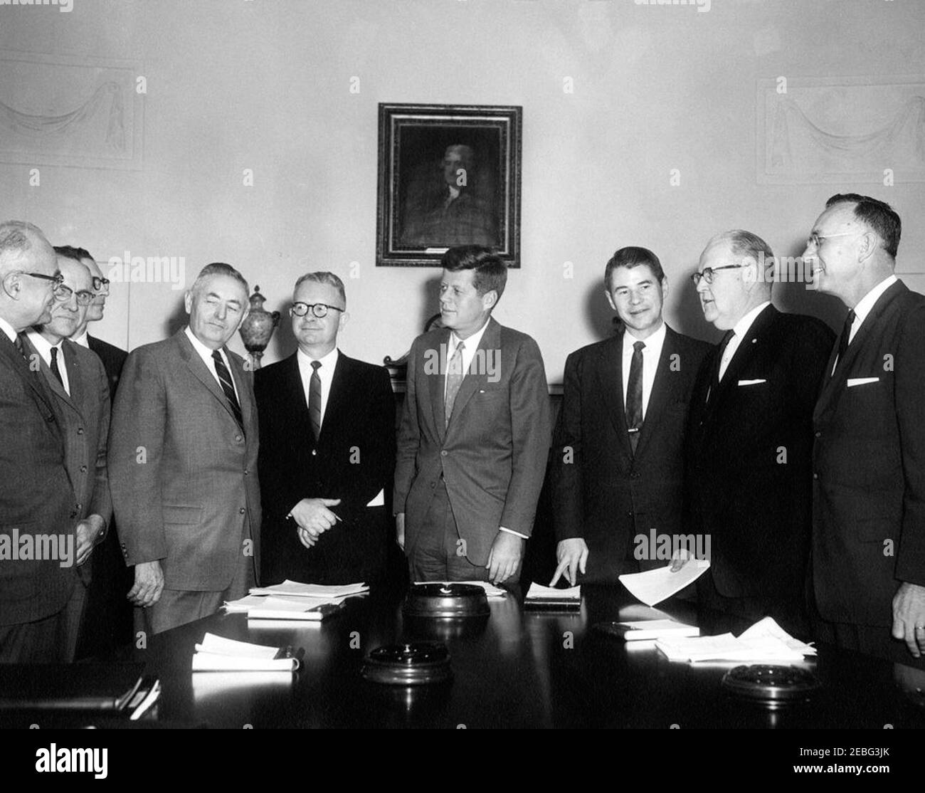 Incontro con la task force sugli elementi chiave della situazione agricola, alle 10:08. Il presidente John F. Kennedy incontra la Task Force of Key Elements of the Agricultural Situation per discutere il rapporto della task force sull'agricoltura, la camera del gabinetto, la Casa Bianca, Washington, D.C. (L-R) ex segretario dell'Agricoltura Claude R. Wickard; il vicepresidente e direttore esecutivo di u0022The Progressive Farmeru0022 Alexander Nunn; John Schnittker del Kansas state College of Agriculture; presidente della Missouri Farmers Association Fred Heinkel; Lauren K. Soth del Des Moines Register and Tribune; presidente Kennedy; Foto Stock