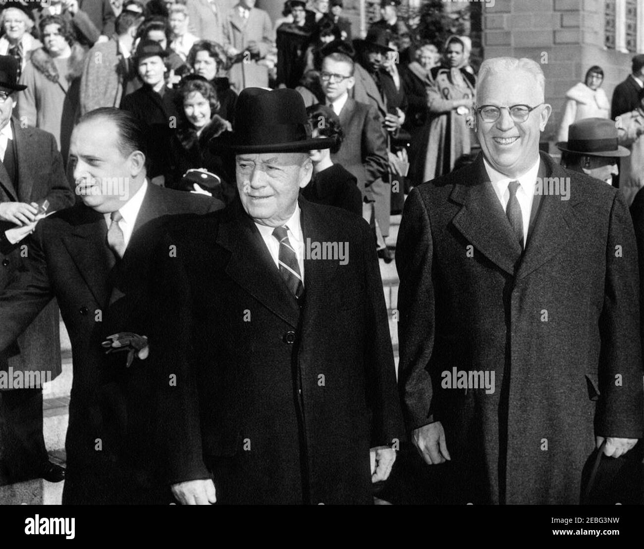Il Presidente Kennedy partecipa alla Messa, alle 10:54. Presidente della Camera dei rappresentanti Sam Rayburn (a sinistra, con cappello) e capo della Corte Suprema degli Stati Uniti Earl Warren arrivano a partecipare alla Messa Rossa annuale presso la Cattedrale di San Matteo Apostolo, Washington, D.C. Ambasciatore del Nicaragua e Decano del corpo Diplomatico, Dr. Guillermo Sevilla-Sacasa, si trova all'estrema sinistra. Foto Stock