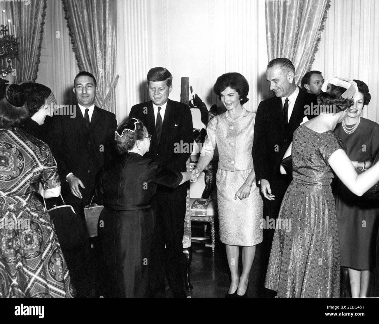 Cerimonia di giuramento e ricevimento per segretari di Gabinetto, ore 16:00. Giurando in cerimonia e accoglienza per i membri del gabinetto e le loro famiglie, East Room, Casa Bianca, Washington, D.C. (L-R) Segretario dell'interno Stewart Udall; il presidente John F. Kennedy; la prima signora Jacqueline Kennedy; il vicepresidente Lyndon B. Johnson; e Lady Bird Johnson nella linea di ricevimento salutano gli ospiti. Foto Stock