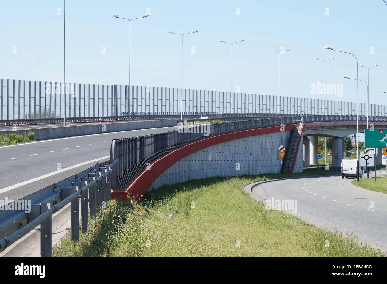 Barriere antirumore in autostrada. Le barriere proteggono i residenti locali dal rumore del traffico. Foto Stock