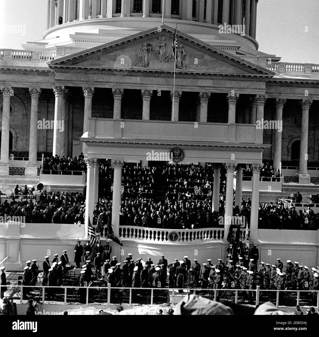 Cerimonie inaugurali al Campidoglio degli Stati Uniti e Parata inaugurale. Inaugurazione di John F. Kennedy a East Portico, United States Capitol Building, Washington, D.C. Presidente della Camera dei rappresentanti Sam Rayburn amministra giuramento al Vice Presidente Lyndon B. Johnson. Guardando a: Il presidente John F. Kennedy; l'ex presidente Dwight D. Eisenhower; la prima signora Jacqueline Kennedy; la signora Bird Johnson; l'ex prima signora Mamie Eisenhower; Joseph P. Kennedy, Sr.; Rose Fitzgerald Kennedy; l'ex vice presidente Richard M. Nixon; l'ex presidente Harry S. Truman; e l'ex prima signora Bess Truman. Unità Foto Stock