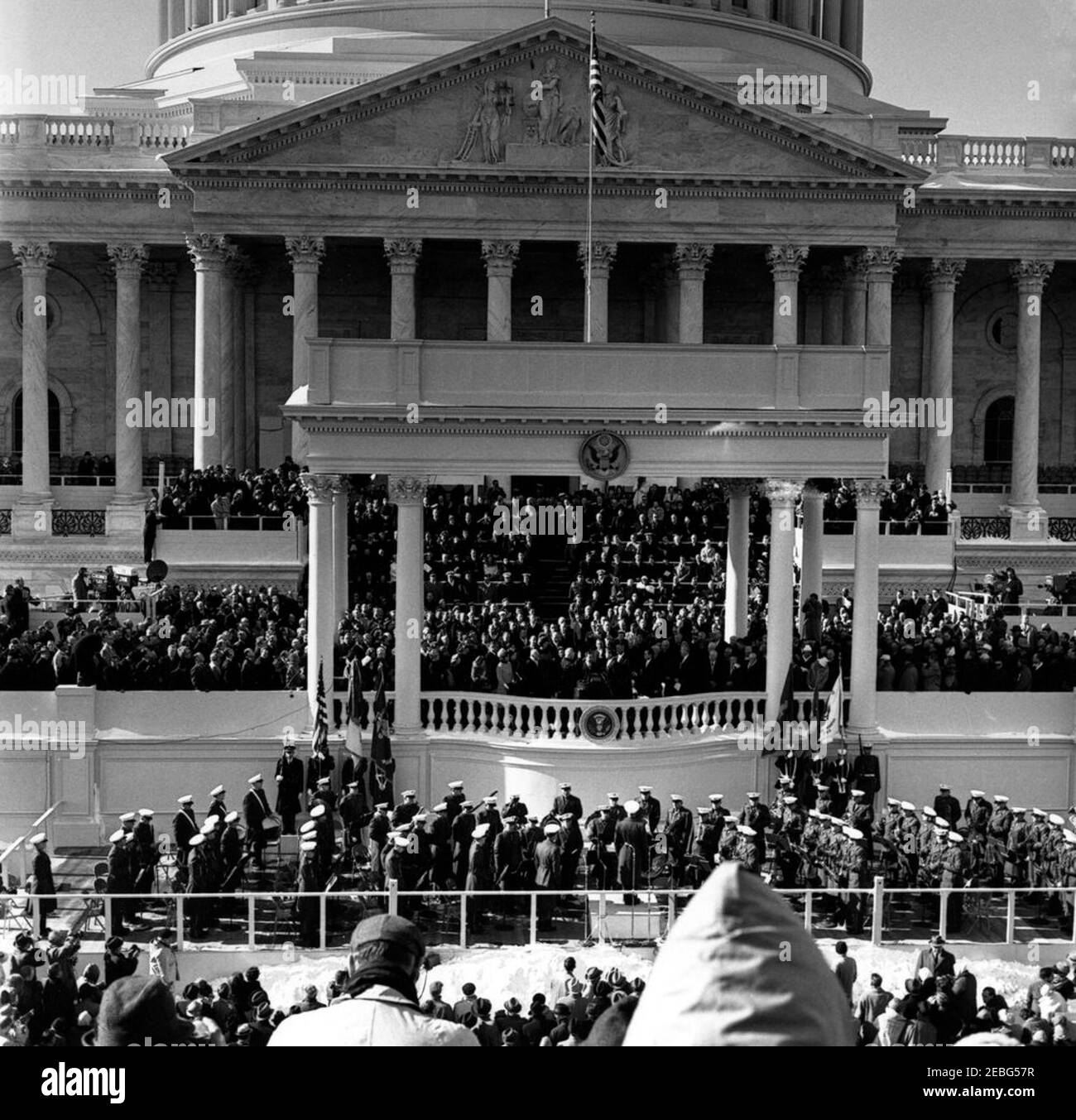 Cerimonie inaugurali al Campidoglio degli Stati Uniti e Parata inaugurale. Inaugurazione di John F. Kennedy a East Portico, United States Capitol Building, Washington, D.C. Chief Justice Earl Warren amministra giuramento al Presidente eletto John F. Kennedy. Guardando a: Impiegato della Corte Suprema, James R. Browning (che tiene la bibbia); Vice Presidente eletto Lyndon B. Johnson; Vice Presidente Richard M. Nixon; ex Presidente Harry S. Truman; ex prima Signora Bess Truman; Presidente Dwight D. Eisenhower; prima Signora Mamie Eisenhower; Jacqueline Kennedy; Signora Bird Johnson; Joseph P. Kennedy, Sr.; E Rose Fitzger Foto Stock