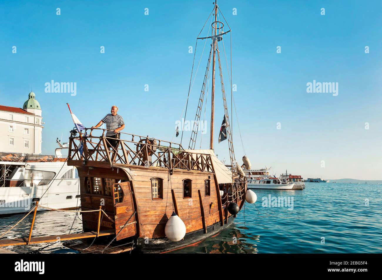 Spalato - Croato - Dalmazia - 26 agosto 2018: Vecchia barca a vela in legno con capitano nel porto di Spalato, Croazia Foto Stock