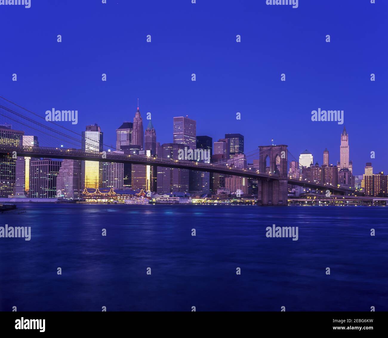 2001 PONTE STORICO DI BROOKLYN (©J & W ROEBLING 1876) SKYLINE DEL CENTRO EAST RIVER MANHATTAN NEW YORK CITY USA Foto Stock