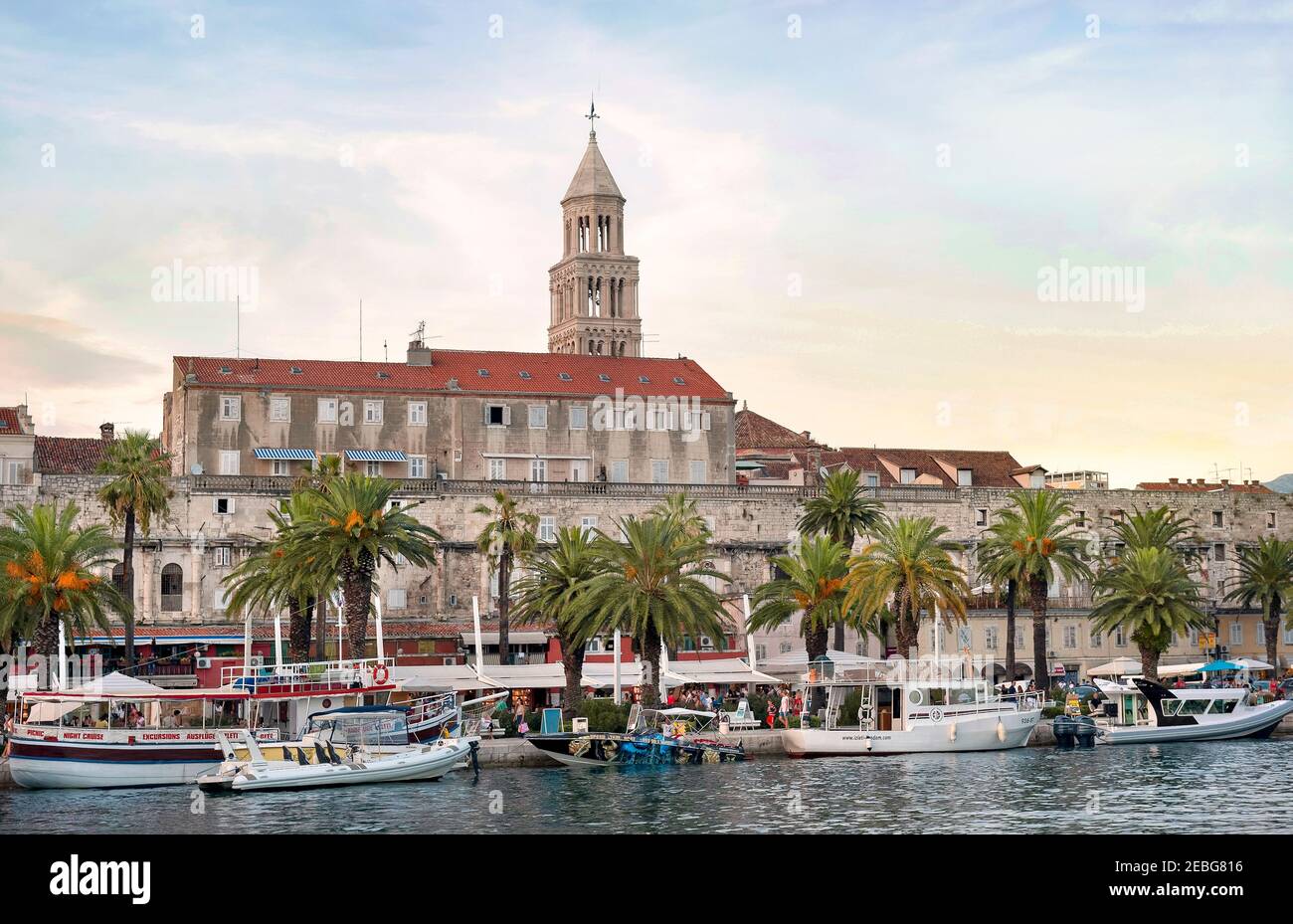 Spalato, Croazia, 26 agosto 2019: Città di Spalato in Croazia, vista dal porto alla città vecchia sul mare Adriatico. Foto Stock