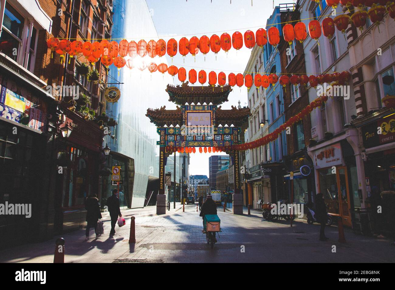 China Town, Londra, Regno Unito, 12 febbraio 2021. Decorazioni cinesi di Capodanno. Chines Capodanno è un evento importante, anche se a causa di Covid 19 celebrazioni sono stati annullati quest'anno. Le decorazioni sono state ancora messe in su a China Town. Quest'anno è l'anno dell'Ox Foto Stock