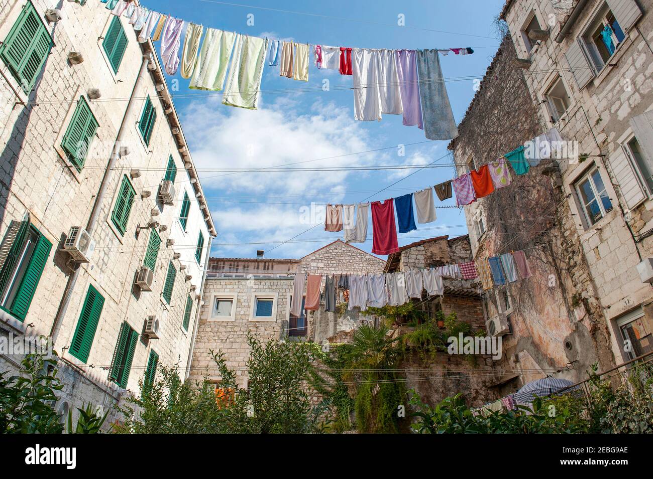 Spalato - Croato - Dalmazia - 24 agosto 2019: Lavaggio appeso tra edifici in pietra della città vecchia Foto Stock