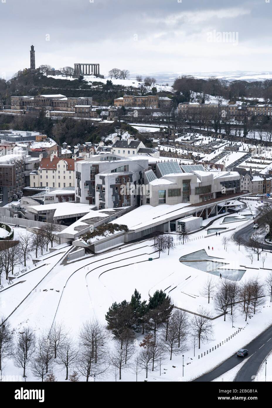 Vista invernale degli edifici del Parlamento scozzese a Holyrood nella neve, Edimburgo, Scozia, Regno Unito Foto Stock