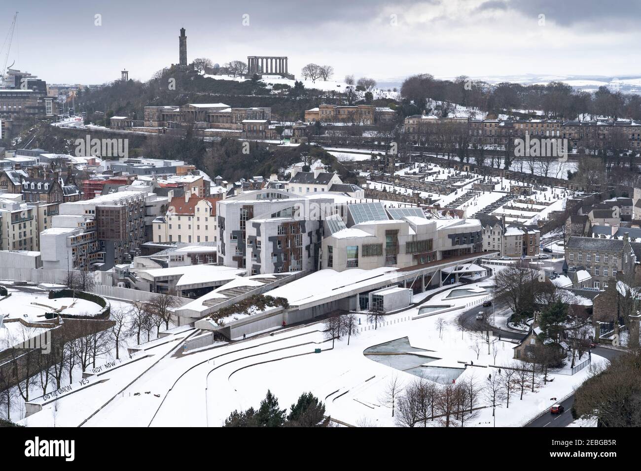 Vista invernale degli edifici del Parlamento scozzese a Holyrood nella neve, Edimburgo, Scozia, Regno Unito Foto Stock