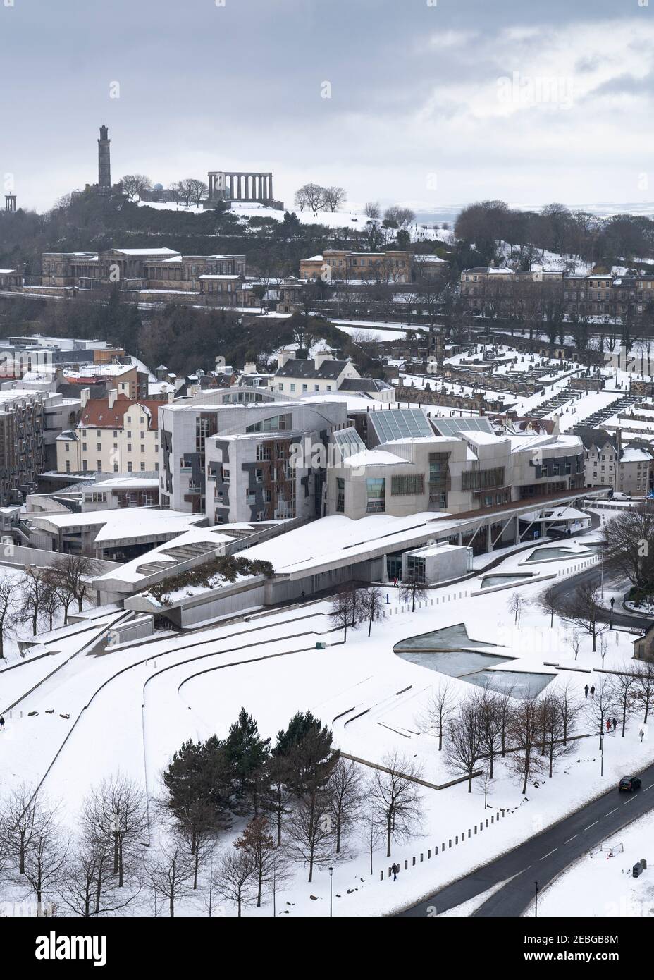 Vista invernale degli edifici del Parlamento scozzese a Holyrood nella neve, Edimburgo, Scozia, Regno Unito Foto Stock