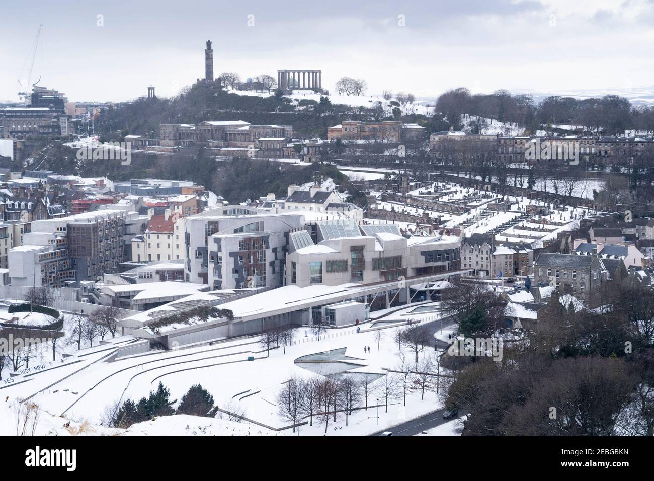 Vista invernale degli edifici del Parlamento scozzese a Holyrood nella neve, Edimburgo, Scozia, Regno Unito Foto Stock