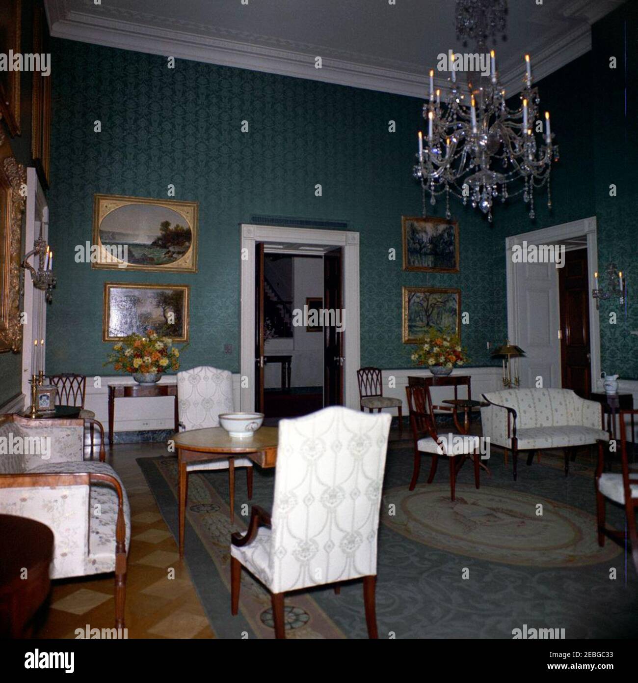 Luncheon in onore di Jou00e3o Goulart, presidente del Brasile, 13:00 PM. La Sala Verde, con arrangiamenti floreali, preparata per un pranzo in onore del presidente del Brasile Jou00e3o Goulart. White House, Washington, D.C. Foto Stock