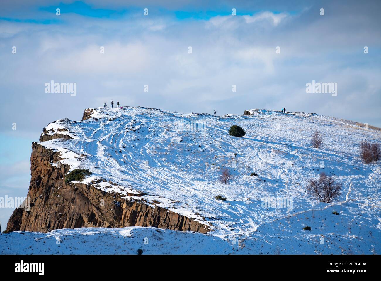 Vista dei salti di Salisbury coperti di neve in inverno a Holyrood Park, Edimburgo, Scozia, Regno Unito Foto Stock