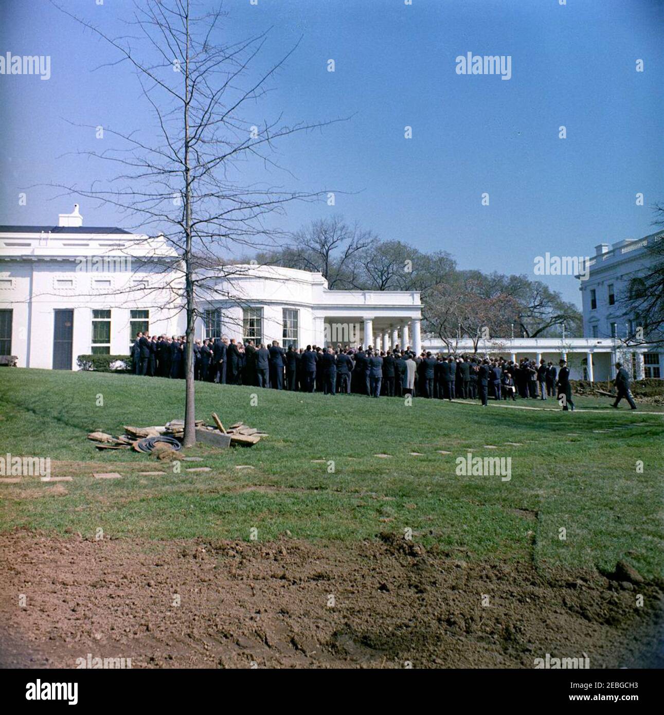 Incontro con i membri della stabilizzazione agricola u0026 Comitati di conservazione, 9:45. I membri dei comitati di stabilizzazione e conservazione agricola (ASC) si riuniscono sul prato dell'ala ovest della Casa Bianca per ascoltare un discorso tenuto dal presidente John F. Kennedy. Washington, D.C. Foto Stock