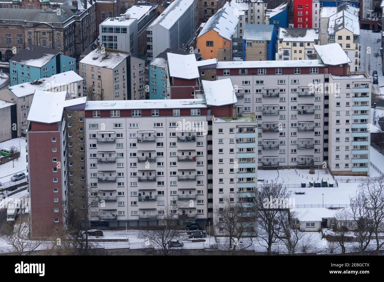 Vista su un alto condominio a Dumbiedykes a Edimburgo, Scozia, Regno Unito Foto Stock